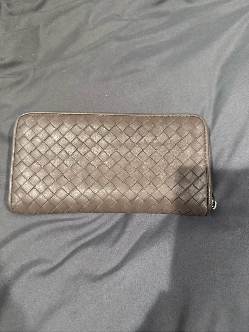 AUTHENTICATED Bottega Veneta Intrecciato Leather Zippy Wallet - Picture 4 of 8